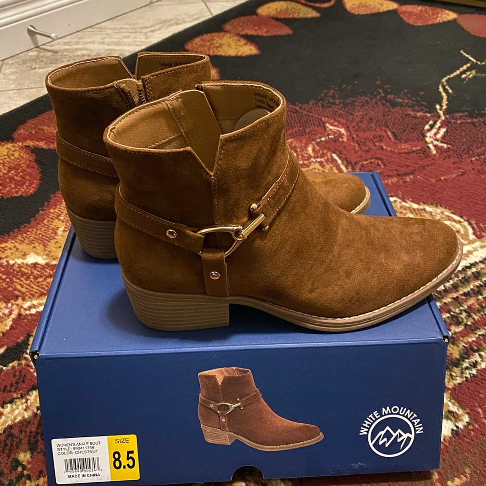 White Mountain Women's Chestnut Brown Ankle Booties